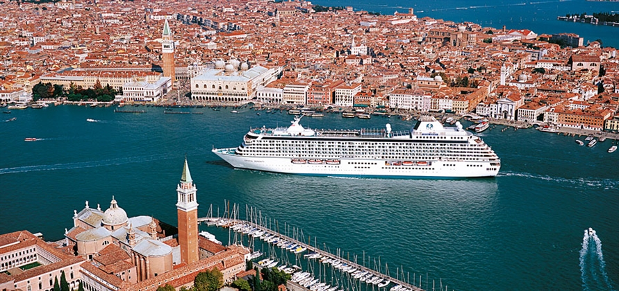 Venice overturns large cruise ship ban