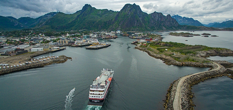 Hurtigruten to offer free flights on select 2017 expedition voyages