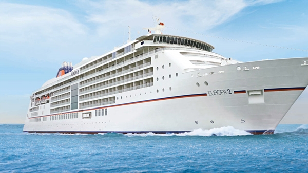 Europa 2 begins using cold ironing at Cruise Center Altona