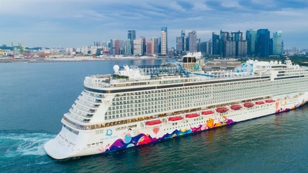World Dream arrives in new Singapore homeport