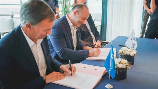 The Ritz-Carlton Yacht Collection takes delivery of Luminara