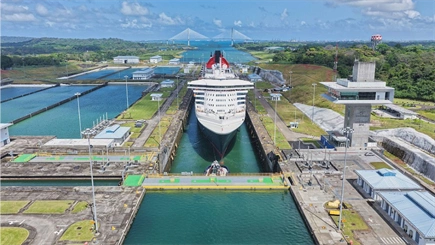 Queen Mary 2 completes first transit through the Panama Canal