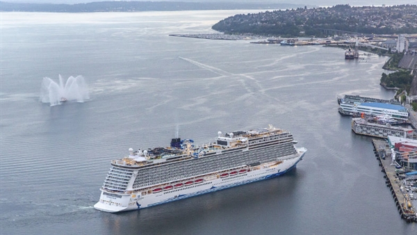 Elvis Duran christens Norwegian Bliss during ceremony in Seattle