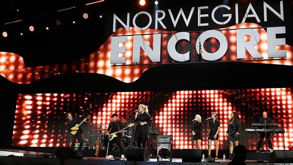 Kelly Clarkson christens Norwegian Encore in Miami