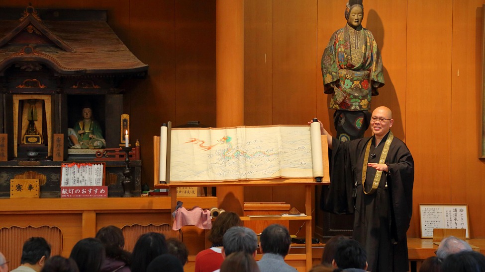 Cruise guests can learn about the temple’s legends from a Buddhist monk at Dojo-ji Temple 