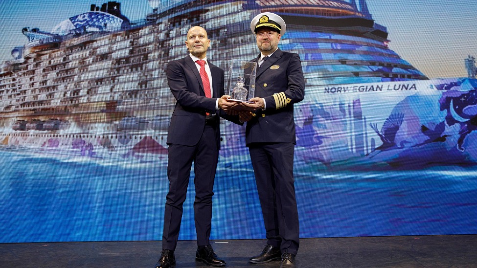 From left: Marco Lunardi, senior vice president of Fincantieri’s Marghera shipyard, and Robert Lundberg, captain of Norwegian Luna, at the delivery ceremony