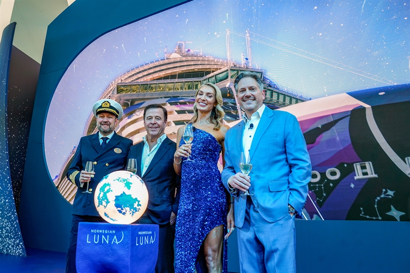 (from left): Captain Robert Lundberg, John Chidsey, president and CEO of NCLH, ELLE, godmother and hull artist of Norwegian Luna and Marc Kazlauskas, president of NCL, at the christening ceremony