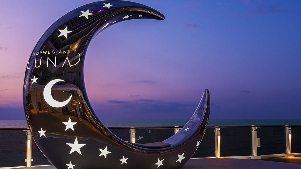 Norwegian Luna’s hull art, La Luna, was created by artist Elle (Photo: Norwegian Cruise Line)
