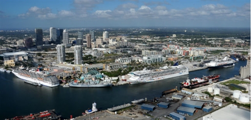 Carnival extends Tampa deal